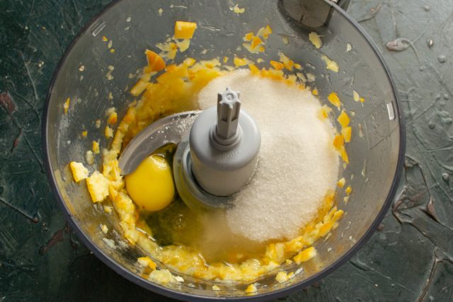 Отправляем в блендер нарезанный лимон и измельчаем, затем добавляем туда сахар и разбиваем яйца. Перемешиваем 