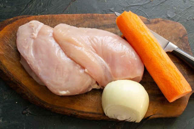 Возьмите следующие продукты: филе куриной грудки, естественно без кожи, средняя морковка и такая же луковица