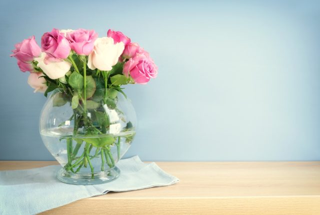 Как сохранить розы в вазе подольше?