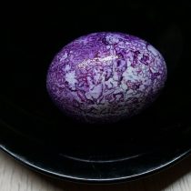 Выдержите яйца в настое в течение 2-3 минут
