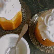 Снимаем с куличей бумагу, пока они тёплые, украшаем глазурью Снимаем с куличей бумагу, пока они тёплые, украшаем глазурью
