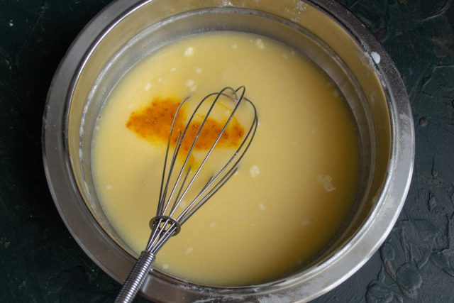 Отдельно взбиваем в мисочке два куриных яйца, добавляем взбитые яйца к молочно-масляной смеси, насыпаем по желанию щепотку молотой куркумы Отдельно взбиваем в мисочке два куриных яйца, добавляем взбитые яйца к молочно-масляной смеси, насыпаем по желанию щепотку молотой куркумы