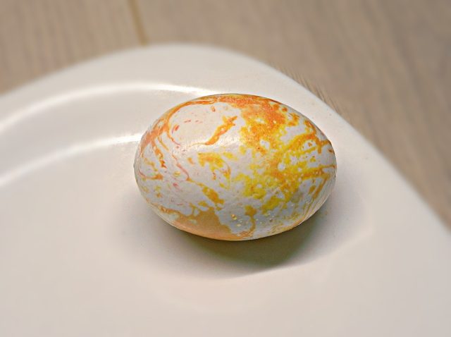 Создаем мраморные яйца при помощи маргарина