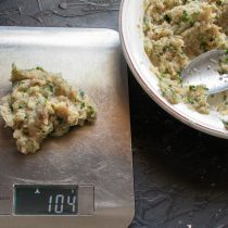 Тщательно вымешиваем фарш, делаем из него котлеты. На одну котлету понадобится 90-120 г фарша Тщательно вымешиваем фарш, делаем из него котлеты. На одну котлету понадобится 90-120 г фарша