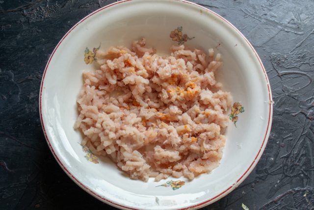 Рыбное филе пропускаем через мясорубку. Следом за рыбой пропускаем через мясорубку нарезанные кубиками луковицу и стебли сельдерея Рыбное филе пропускаем через мясорубку. Следом за рыбой пропускаем через мясорубку нарезанные кубиками луковицу и стебли сельдерея