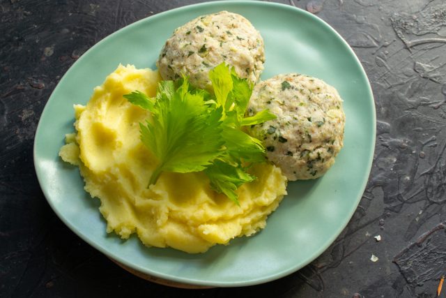 Подаём рыбные котлеты с сельдереем тёплыми, пышное и нежное картофельное пюре лучший гарнир к этому блюду. Приятного аппетита! Подаём рыбные котлеты с сельдереем тёплыми, пышное и нежное картофельное пюре лучший гарнир к этому блюду. Приятного аппетита!