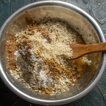 Насыпаем по половине чайной ложки порошка корицы и имбиря Насыпаем по половине чайной ложки порошка корицы и имбиря