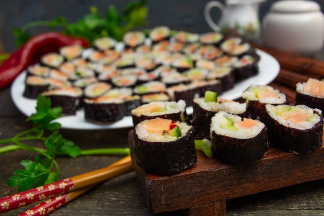 Вкусные домашние роллы с лососем