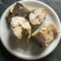 Достаём скумбрию из бульона. Аккуратно снимаем мясо с костей Достаём скумбрию из бульона. Аккуратно снимаем мясо с костей