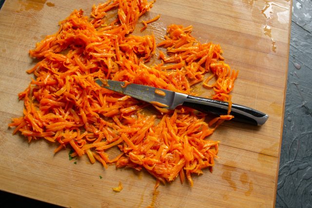 Обжариваем тёртую морковку на растительном масле 7 минут до мягкости, солим