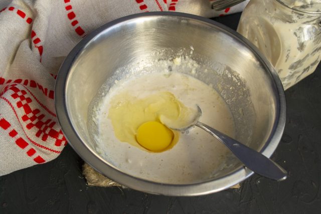 Добавляем яйцо. Тщательно перемешиваем ингредиенты, насыпаем оставшуюся муку
