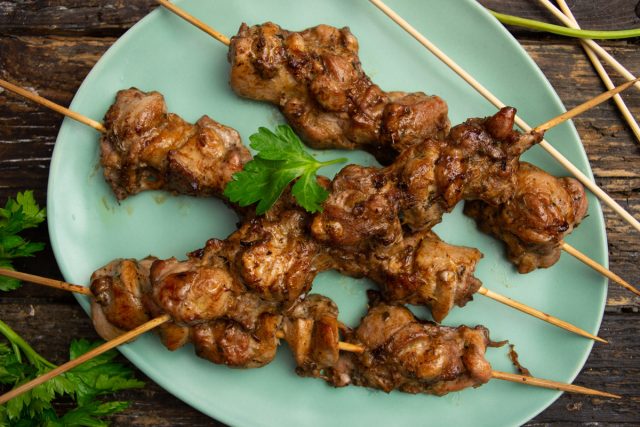 Шашлык из курицы в духовке на шпажках Шашлык из курицы в духовке на шпажках