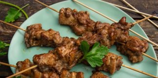 Шашлык из курицы в духовке на шпажках