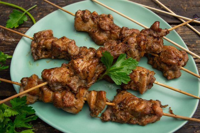 Шашлык из курицы в духовке на шпажках