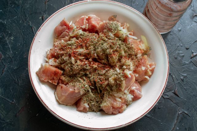 Насыпаем соль по вкусу. Добавляем сухую смесь прованских трав и молотый красный перец Насыпаем соль по вкусу. Добавляем сухую смесь прованских трав и молотый красный перец