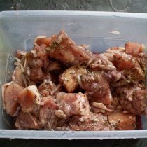 Тщательно перемешиваем мясо с приправами и маслом. Ставим в холодильник Тщательно перемешиваем мясо с приправами и маслом. Ставим в холодильник