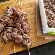 На деревянные шпажки (обычно бамбуковые) нанизываем по 6-7 кусочков курицы на один шашлык На деревянные шпажки (обычно бамбуковые) нанизываем по 6-7 кусочков курицы на один шашлык