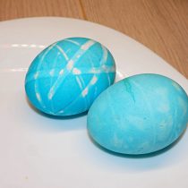 Дайте яйцам пропитаться в течение 10-15 минут. Затем разверните их