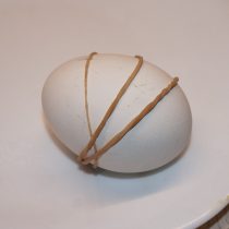 Сварите яйца и оберните каждое в несколько тонких резинок