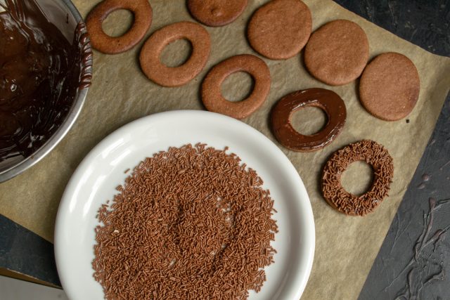 Глазируем печенье с отверстием растопленным шоколадом, обмакиваем в шоколадную вермишель, выкладываем на бумагу