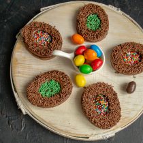 Выкладываем наши печенья на тарелку, добавляем в середину цветные сахарные бусинки