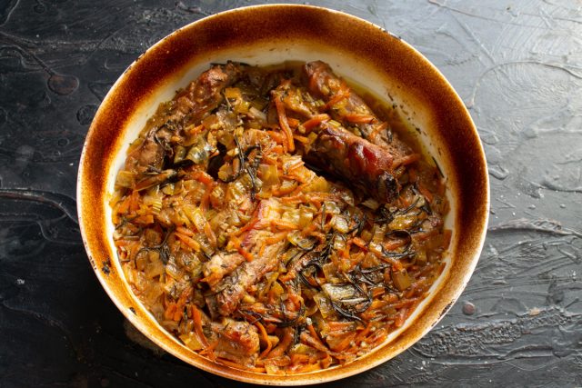 Рёбрышки, томленые в духовке с овощами получаются такими вкусными, мясо просто само спадает с костей Рёбрышки, томленые в духовке с овощами получаются такими вкусными, мясо просто само спадает с костей