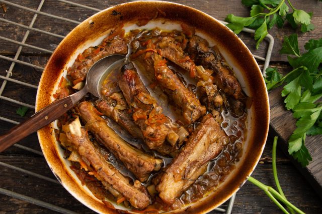 Свиные ребрышки томленные в духовке