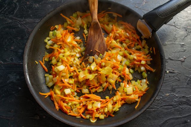 Добавляем тёртую морковку и готовим овощи все вместе ещё 10 минут