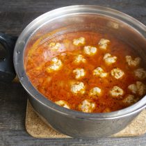 В кипящий суп кладём фрикадельки, насыпаем сушеный тимьян