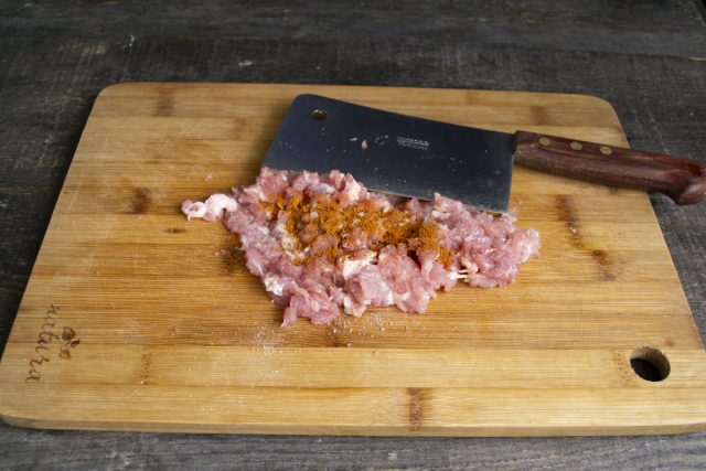 Мясо сначала нарезаем тонкими полосками, затем режем мелкими кубиками. Посыпаем нарезанное мясо сухой приправой карри Мясо сначала нарезаем тонкими полосками, затем режем мелкими кубиками. Посыпаем нарезанное мясо сухой приправой карри
