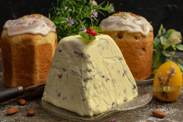 Творожная пасха со сгущенкой и изюмом