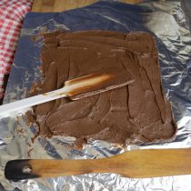 Делаем шоколадное масло. Затем выкладываем шоколадное масло на фольгу, размазываем ровным слоем Делаем шоколадное масло. Затем выкладываем шоколадное масло на фольгу, размазываем ровным слоем