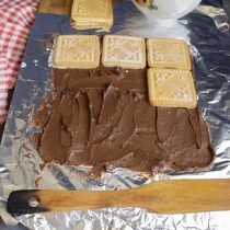 Размоченное печенье выкладываем на шоколадное масло так, как показано на фото