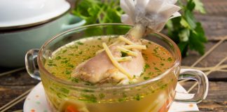 Золотистый куриный бульон с вермишелью