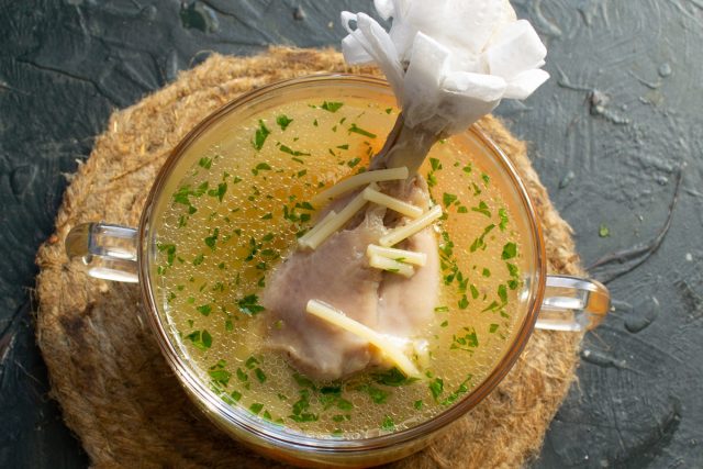 В тарелку кладём немного вареной моркови и курицу без кожи. Наливаем горячий куриный бульон с вермишелью. Подаём на стол теплым. Приятного аппетита!