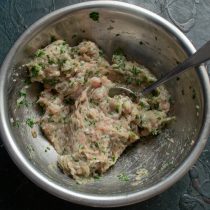 По вкусу солим и тщательно вымешиваем фарш По вкусу солим и тщательно вымешиваем фарш