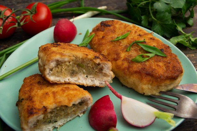 Фаршированные куриные котлеты с орехами и сыром Фаршированные куриные котлеты с орехами и сыром