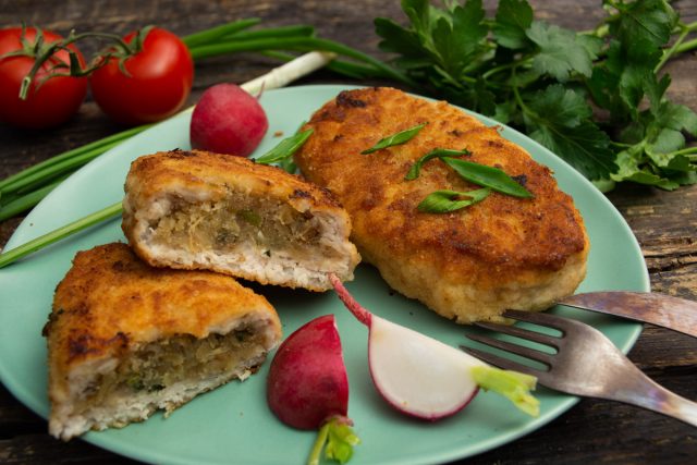 Фаршированные куриные котлеты с орехами и сыром