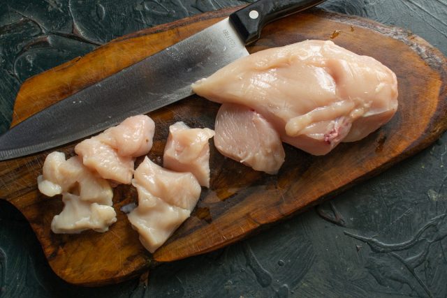 С куриной грудки снимаем кожу, отделяем мясо от кости С куриной грудки снимаем кожу, отделяем мясо от кости