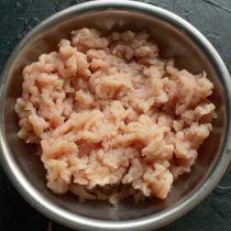 Курицу пропускаем через мясорубку с мелкими отверстиями Курицу пропускаем через мясорубку с мелкими отверстиями