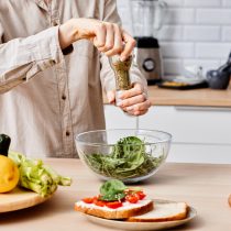 Добавьте разные специи. Соленым, сладким или кислым вкусом может перевесить горький вкус овощей Добавьте разные специи. Соленым, сладким или кислым вкусом может перевесить горький вкус овощей