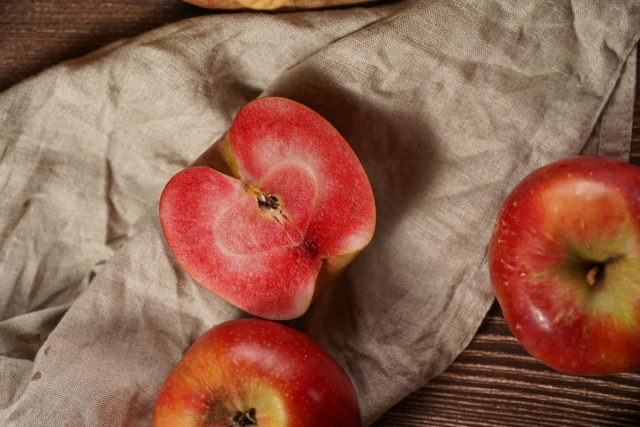 Красномякотные яблони и новинки питомника растений «Поиск»
