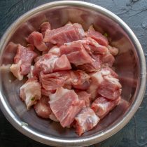 Нарезаем мясо небольшими кубиками Нарезаем мясо небольшими кубиками