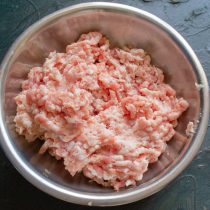 Пропускаем нарезанную свинину через мясорубку Пропускаем нарезанную свинину через мясорубку
