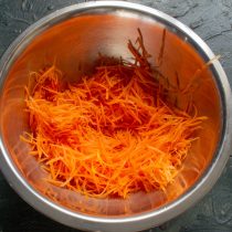 Сырую морковь натираем на мелкой тёрке