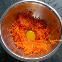 Разбиваем крупное куриное яйцо Разбиваем крупное куриное яйцо