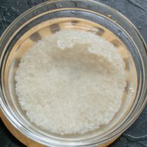 Длинный белый рис тщательно промываем холодной водой
