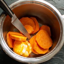 Нарезанный картофель кладём в небольшую кастрюльку Нарезанный картофель кладём в небольшую кастрюльку