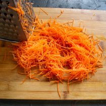 Морковь скоблим и натираем на мелкой тёрке