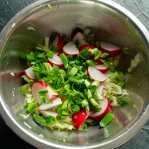 Зеленый лук нарезаем мелко, отправляем в салат следом за редисом